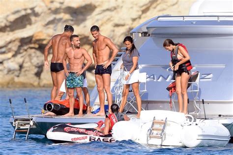 Cristiano Ronaldo Exibe Corpo Sarado Em Iate Amigos Na Espanha