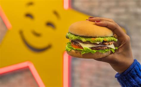 Carls Jr Vender Hamburguesas A Un Peso Por El Burger Day Mediotiempo