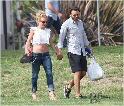 Britney Spears Shows Off Her Abs In A White Crop Top And Blue Jeans Sandra Rose