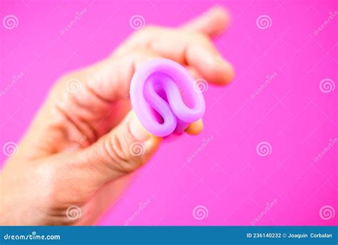 Como Dobrar Um Copo Menstrual De Silicone Foto De Stock Imagem De