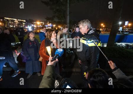 HILVERSUM Los manifestantes en el Media Park después de que las