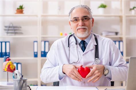 El Cardi Logo De Sexo Masculino Envejecido Del Doctor Con El Modelo Del