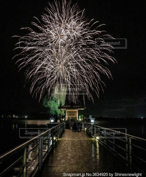 夜空に打ち上がる花火と浮御堂の写真・画像素材 3634920 Snapmart（スナップマート）