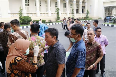 Ptpn Iv Periksa Suhu Tubuh Setiap Tamu Dan Karyawan Metrosumut