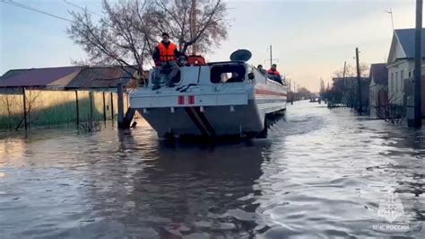 Russia, Kazakhstan Evacuate over 100,000 People amid Worst Flooding in ...