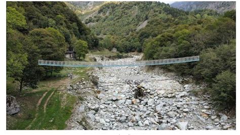 Piedicavallo Una Passerella Sospesa Sul Torrente Chiobbia Un