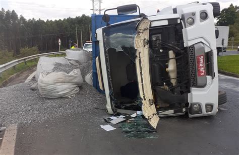 Tombamento de caminhão deixa motorista ferido e interdita faixa de alça