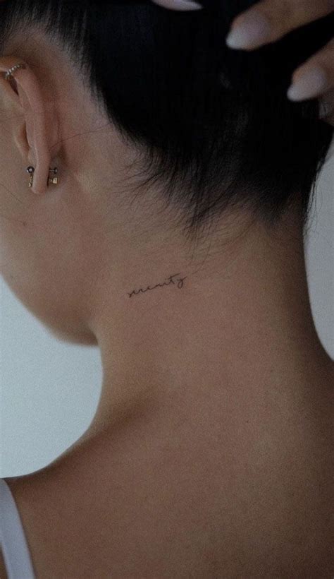 Neck tattoo ideas Tatuagens sutis Tatuagens íntimas Tatuagens