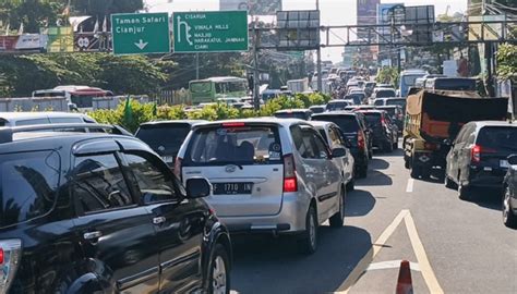 Volume Kendaraan Meningkat Polisi Terapkan One Way Arah Puncak Bogor