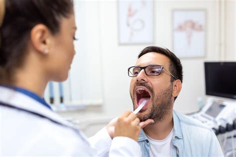 Paciente Do Sexo Masculino Abrindo A Boca Para O M Dico Olhar Para Sua