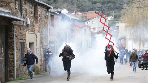 La Mascarada De Los Carochos Lista Para Salir A Las Calles De