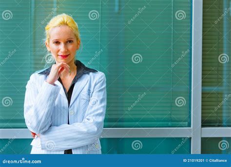 Mujer De Negocios Que Coloca El Edificio De Oficinas Cercano Imagen De