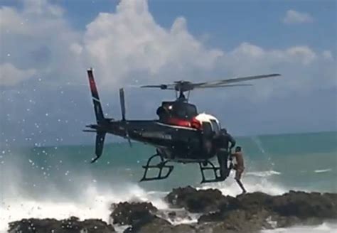 Banhistas Ficam Ilhados Em Corais E S O Resgatados Por Helic Ptero Na