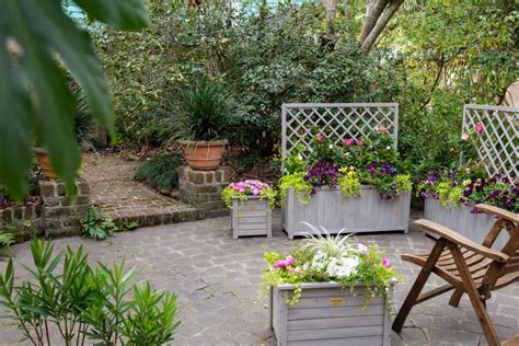 33 Small Backyard Landscape Ideas | HGTV