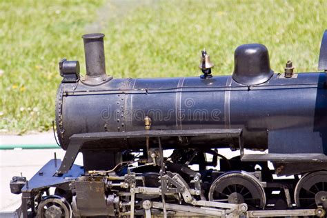 Rueda Negra Del Tren Con El Mecanismo Blanco Y Rojo Imagen De Archivo