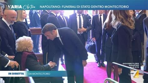 Funerali Di Giorgio Napolitano L Uscita Del Feretro E Il Saluto Tra La