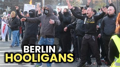 Hooligans auf der Fanmeile in Berlin schlägerei mit Fans YouTube