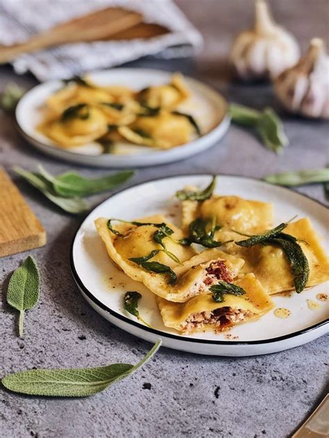 Handgemachte Ravioli Mit Ricotta R Ucherlachs F Llung In Salbeibutter