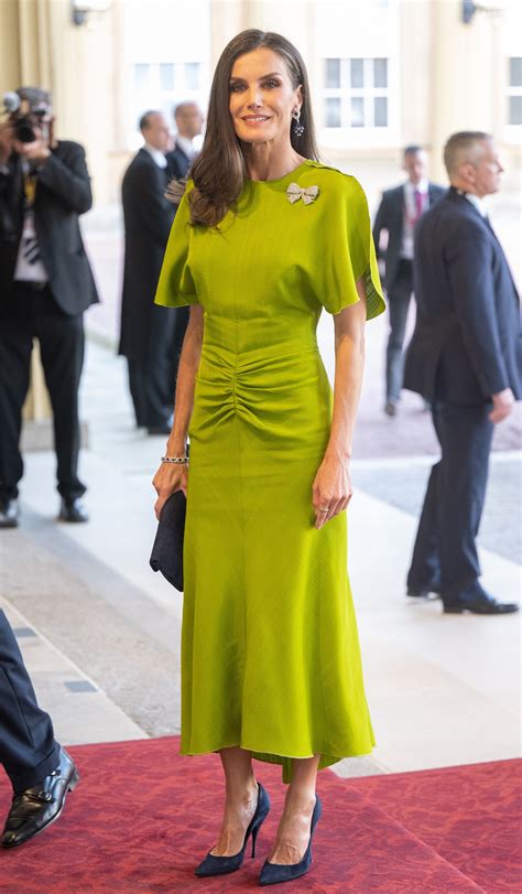 La Reina Letizia Ense A C Mo Llevar Un Vestido Verde Con Zapatos De