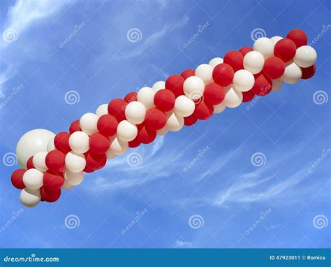 Globos Rojos Y Blancos Aislados En Fondo Del Cielo Azul Imagen De