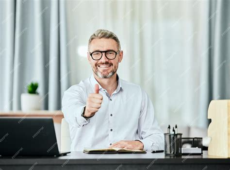 Retrato Con El Pulgar Hacia Arriba Y Una Sonrisa Con Un Hombre De