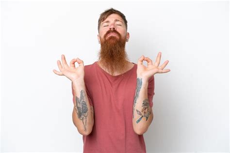 Hombre Pelirrojo Con Barba Larga Aislado Sobre Fondo Blanco En Pose Zen