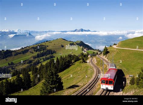 Blick Auf Rigi Kulm M Mit Zahnradbahn Vitznau Rigi Bahn Der