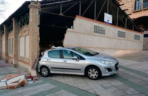 Un Veh Culo Se Empotra En La Fachada Del Gimnasio San L Zaro De Toledo