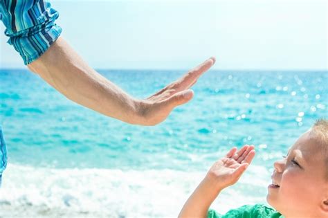 Manos De Un Padre Feliz Y Un Ni O A La Orilla Del Mar En Un Viaje De