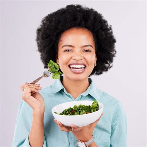 Salade D Aliments Sains Et Portrait D Une Femme Noire En Studio