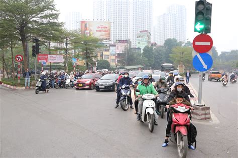 Ngày đầu phân luồng nút Ngã Tư Sở Giao thông hỗn loạn mạnh ai nấy đi