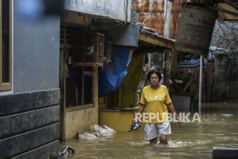 Kali Ciliwung Meluap Kawasan Kebon Pala Terendam Banjir Republika Online