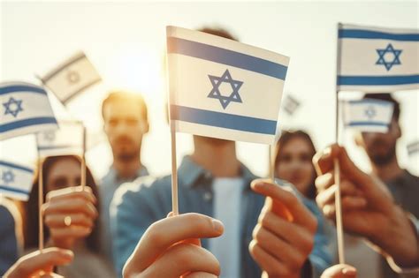 Un Grupo De Personas Sosteniendo Banderas Con La Palabra Israel En