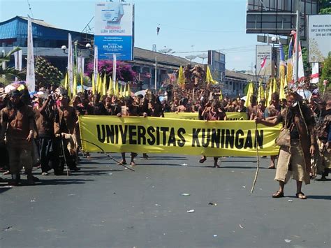 Karnaval Budaya Hari Jadi Kuningan Ke Uniku Tampilkan Teater