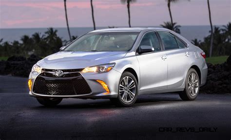 2015_Toyota_Camry_SE_001