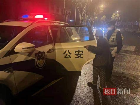 老人凌晨出门迷路，民警将其平安送回武汉婆婆警车