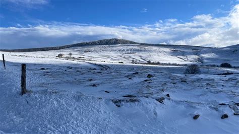 Le mont Mézenc et le village des Estables sous la neige LÉveil de la