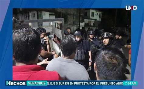 Policías agreden a manifestantes en Ixhuatlán