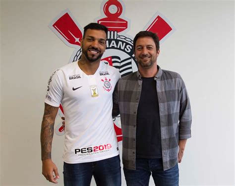 Lateral Michel Macedo reforça o Corinthians