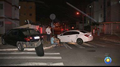 Jpb Carros Batem Em Cruzamento Movimentado Do Bairro Dos Banc Rios