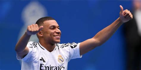 La entrada triunfal de Mbappé en su presentación con sonora ovación del