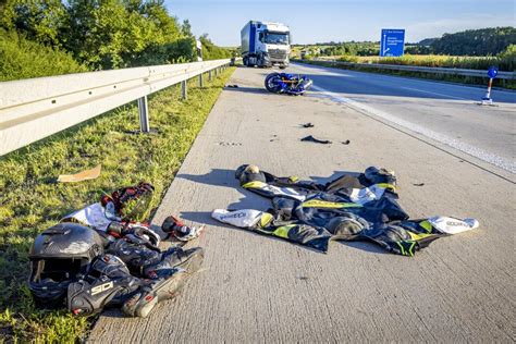 Unfall A17 Motorradfahrer kracht gegen Lkw 30 Jähriger schwer verletzt