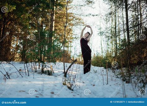 Portr T Eines M Dchens In Einem Langen Kleid Das Im Sonnigen Wald Des