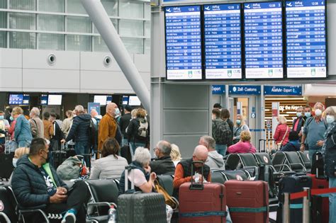 Flughafen Düsseldorf Lange Schlangen Chaos nun wird s ernst