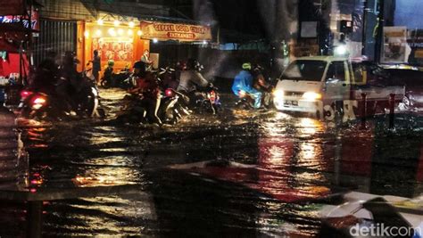 Update Banjir Jakarta 4 Ruas Jalan Dan 4 Rt Masih Tergenang Malam Ini