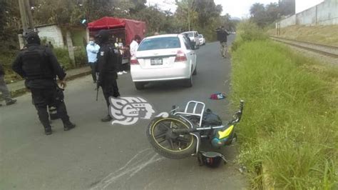 Chocan motocicleta y taxi en calles de Córdoba hay tres lesionados