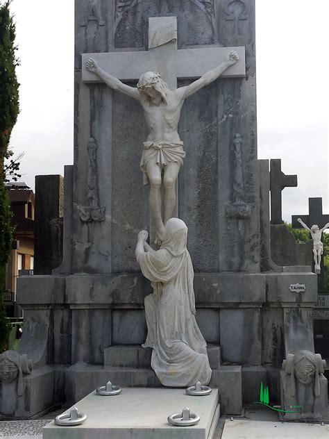 Cementerio De Polloe Entre Piedras Y Cipreses