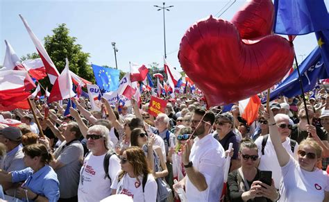 Pologne 500 000 manifestants se rejoignent à Varsovie pour protester