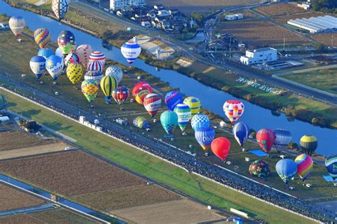 バルーンフェスタ開幕、3年ぶり有観客 カラフルな気球が青空に 写真特集112 毎日新聞