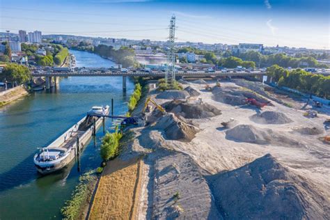 Les Mat Riaux De Construction Soutiennent Le Transport Fluvial